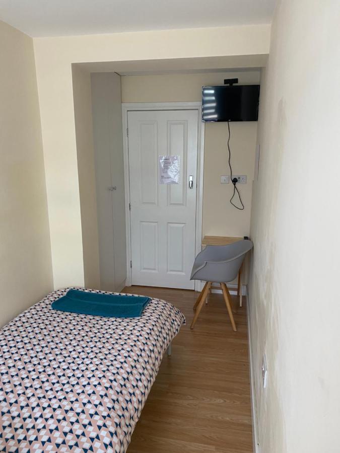 Single Room Only For One Adult 사우스올 외부 사진