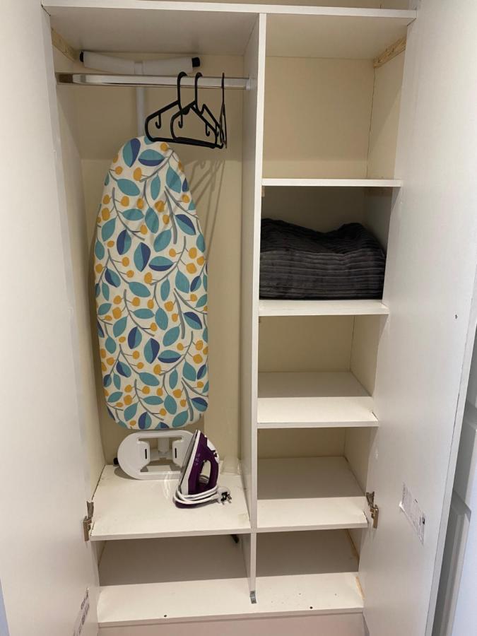 Single Room Only For One Adult 사우스올 외부 사진