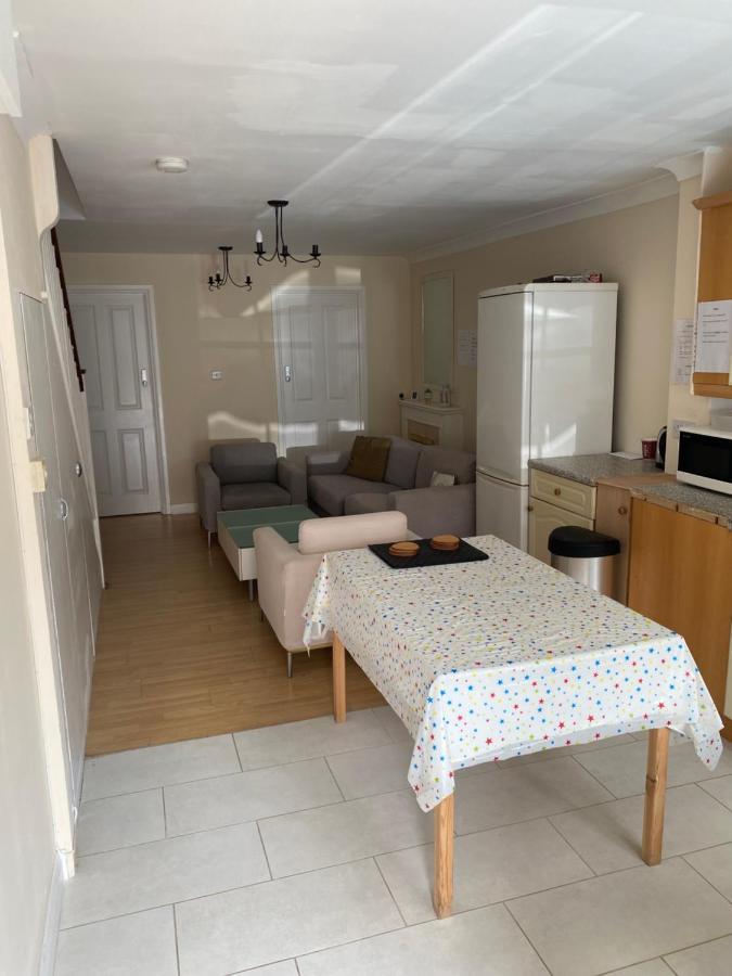 Single Room Only For One Adult 사우스올 외부 사진